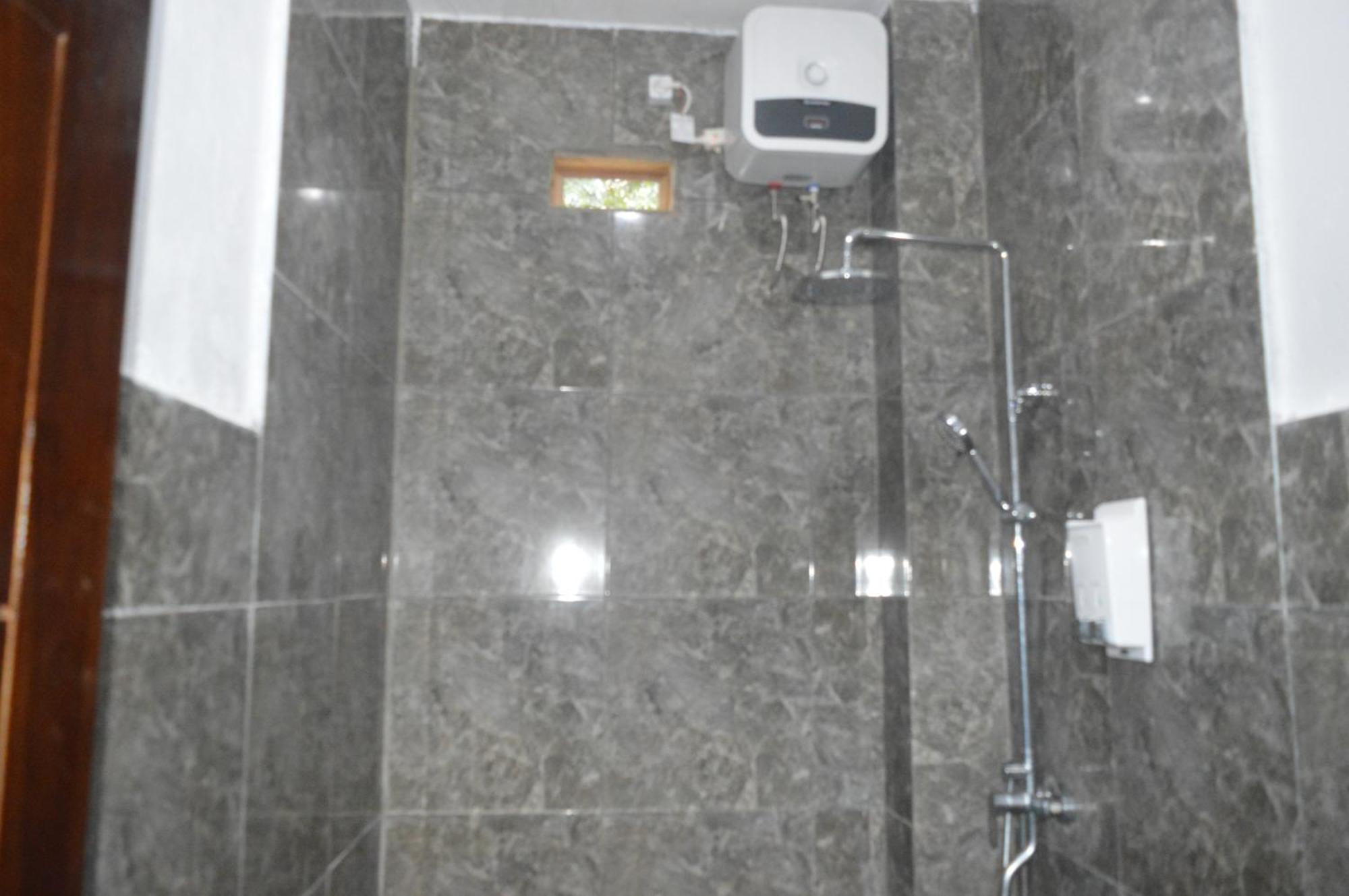 Labuan Bajo Mahoni Guesthouse 外观 照片
