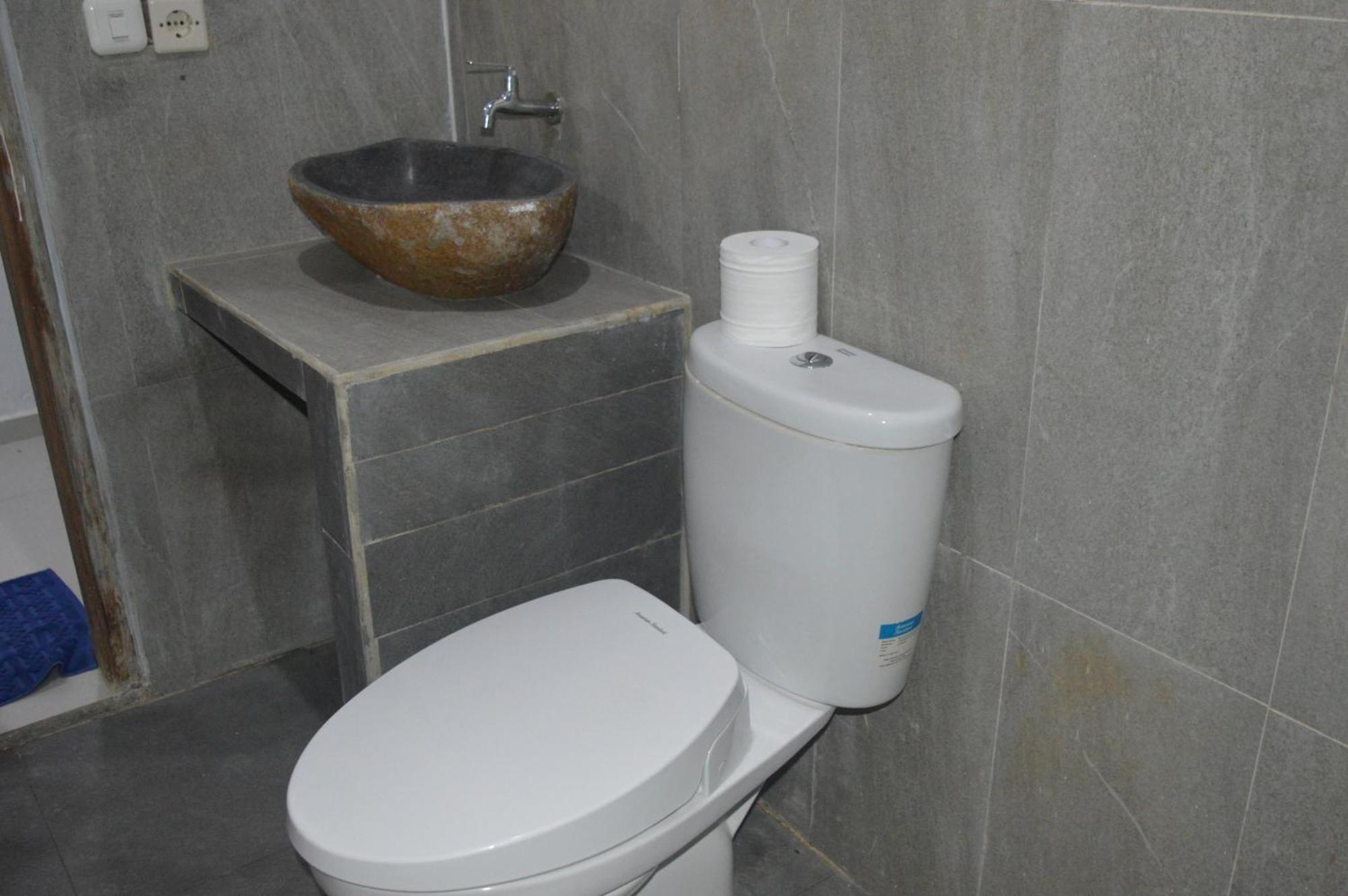 Labuan Bajo Mahoni Guesthouse 外观 照片